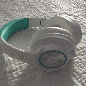 Bluetooth wireless flips beats